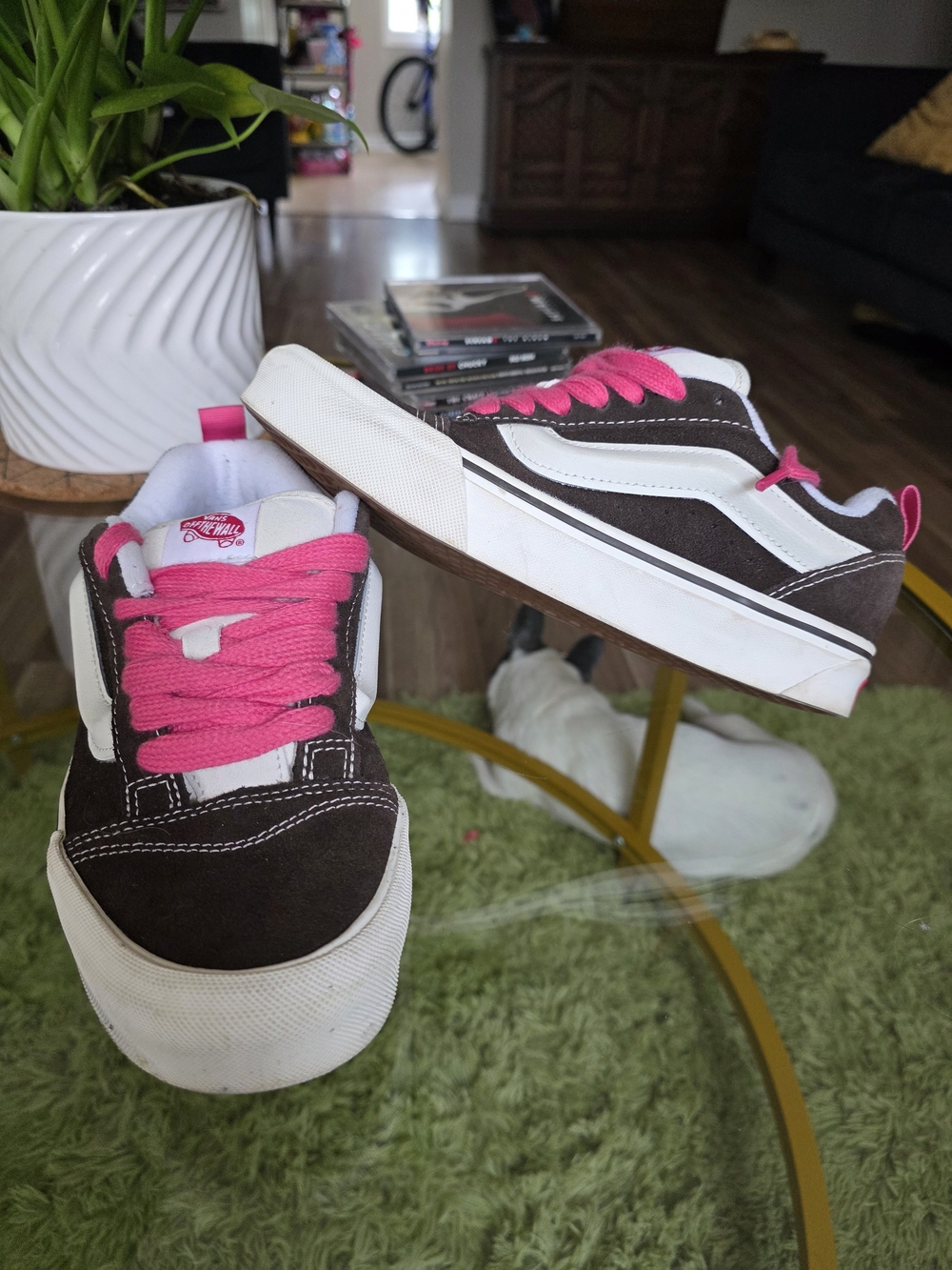Vans Knu Skool in retro brown with vibrant pink laces.